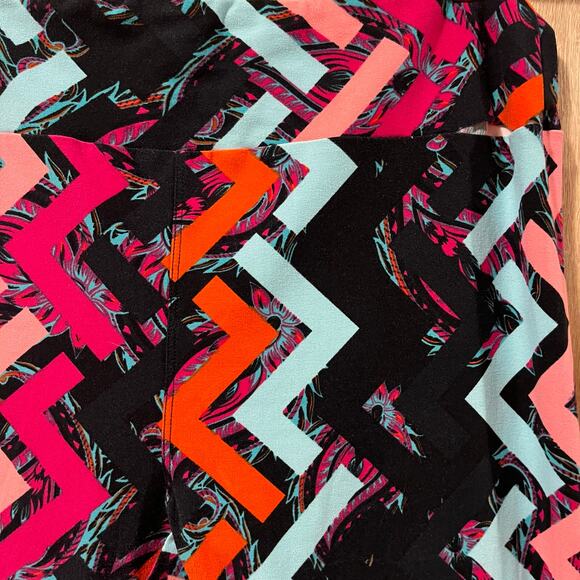 LuLaRoe Bundle! 5 Pair Tall & Curvy Leggings. Colorful, fun fabrics - Picture 6 of 11